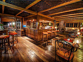 Arusha Coffee Lodge: Bistro mit Bar