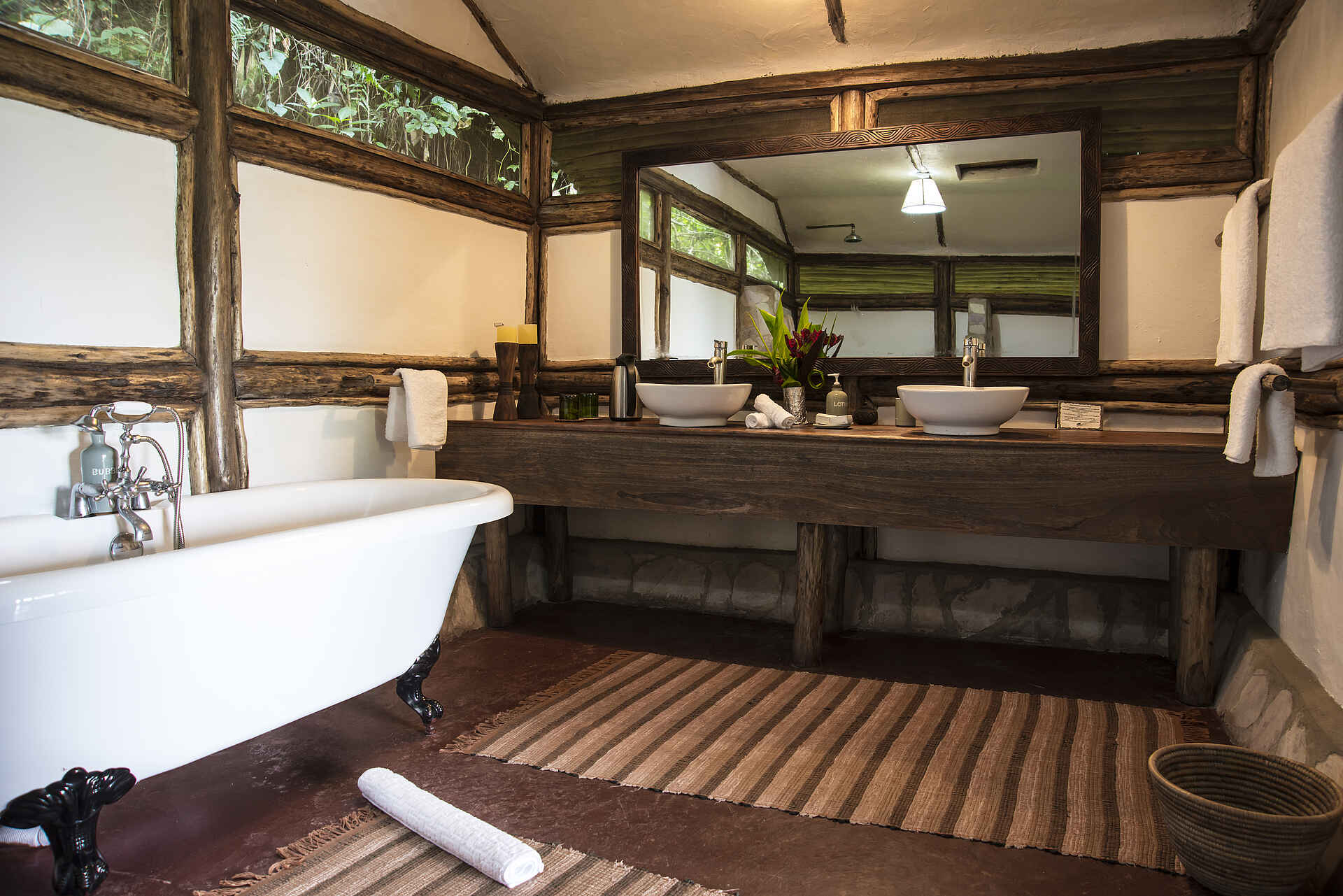 Buhoma Lodge, Bwindi Impenetrable Forest National Park, Gorilla tracking, Badewanne, Gästebad, Spiegel, Waschbecken, Waschtisch, Afrikarma, Afrikarma Safaris, Afrikarma Safaris - Wildnis. Hautnah., Afrikarma.de, Uganda Exclusive Camps & Lodges, Wild Frontiers