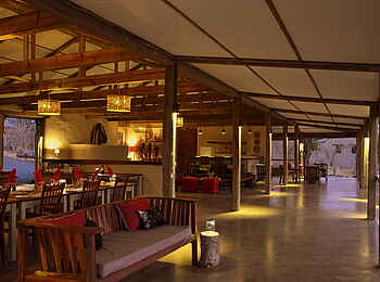 Chobe Elephant Camp: Blick durch das Haupthaus Chobe Elephant Camp: Blick durch das Haupthaus