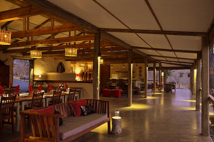 Chobe Elephant Camp: Blick durch das Haupthaus Chobe Elephant Camp: Blick durch das Haupthaus