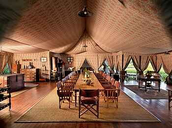 Duke´s Camp: Essbereich innen