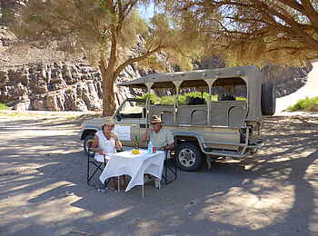 Fort Sesfontein: Während der Safaris werden Getränke und Snacks gereicht