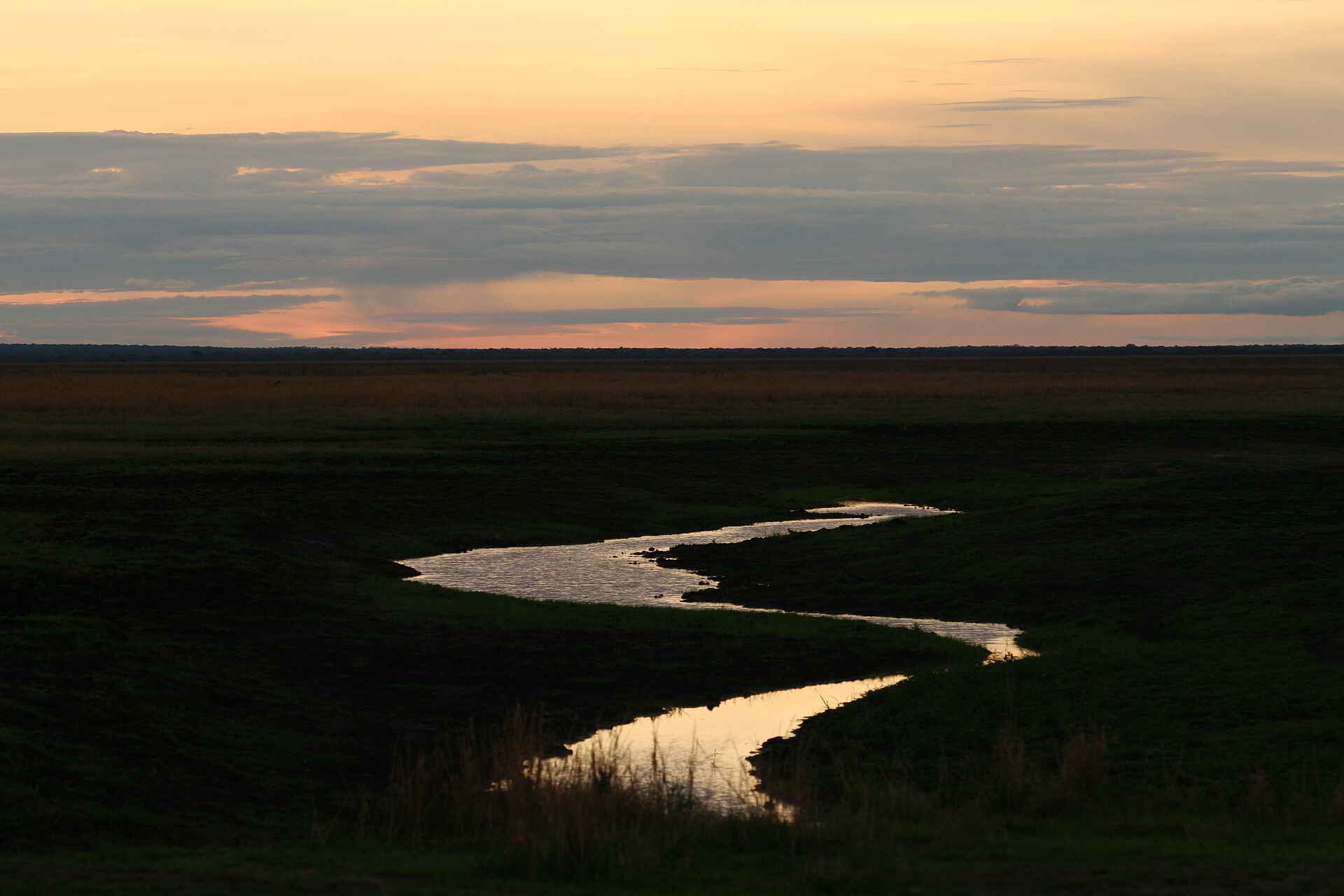 Katavi National Park, Katisunga Ebene, Katuma Bush Lodge, Mbali Mbali Safaris, Flusslauf, Sonnenuntergang, Afrikarma, Afrikarma Safaris, Afrikarma Safaris – Wildnis. Hautnah., afrikarma.de