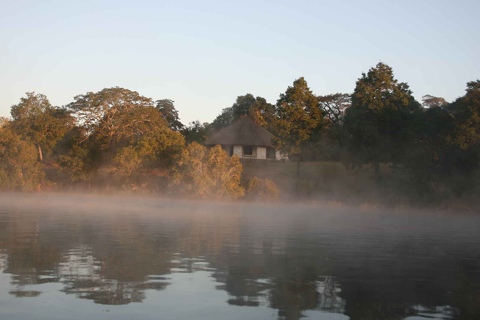Leopard Lodge: Morgennebel vor der Lodge Leopard Lodge: Morgennebel vor der Lodge