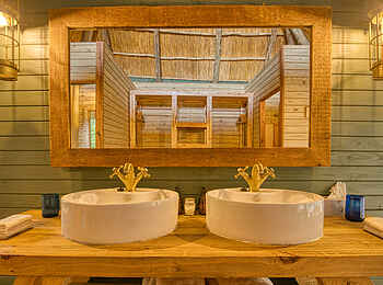 Mbali Mbali Mahale Lodge: Waschtisch