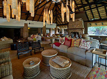Mfuwe Lodge: Sitzgruppe in der Lounge