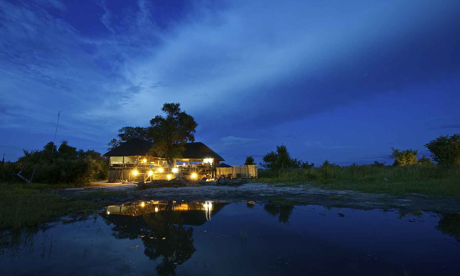 Nehimba Lodge: Hauptgebäude unter dem Nachthimmel Nehimba Lodge: Hauptgebäude unter dem Nachthimmel