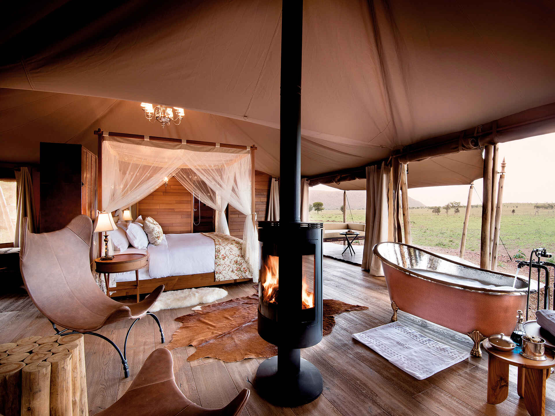Camp, Nyaruswiga Plains, One Nature, One Nature Nyaruswiga, Serengeti, Serengeti, Seronera, Tented Camp, Zentrale Serengeti, Badewanne, Emperor-Bett, Gästezelt, Kamin, Lounge, Schlafzimmer, Sessel, Afrikarma, Afrikarma GmbH, Afrikarma Safaris, Wildnis. Hautnah.
