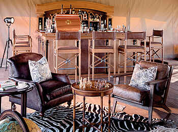 One Nature Nyaruswiga: Sessel an der Bar im Lounge-Zelt
