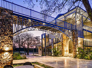 Palm River Hotel: Brücke in der Dämmerung Palm River Hotel: Brücke in der Dämmerung