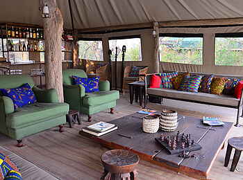 Sango Safari Camp: Sitzgruppe in der Lounge