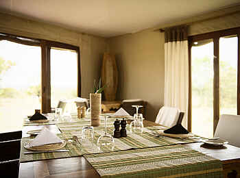 Sayari Camp: Details auf dem Esstisch Sayari Camp: Details auf dem Esstisch
