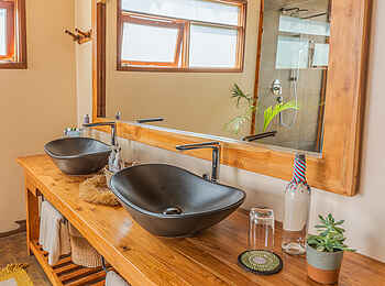 Soroi Lions Bluff Lodge: Doppelwaschbecken