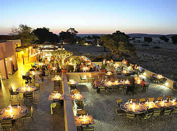 Sossusvlei Lodge: Außenterrasse in der Dämmerung