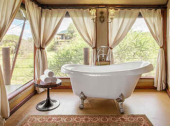 Tarangire Kuro Treetops Lodge: Freistehende Badewanne Tarangire Kuro Treetops Lodge: Freistehende Badewanne