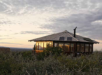 Vingerklip Lodge: Das Heaven's Gate Luxuschalet in der Gesamtansicht aus der Aussenperspektive im Abendlicht