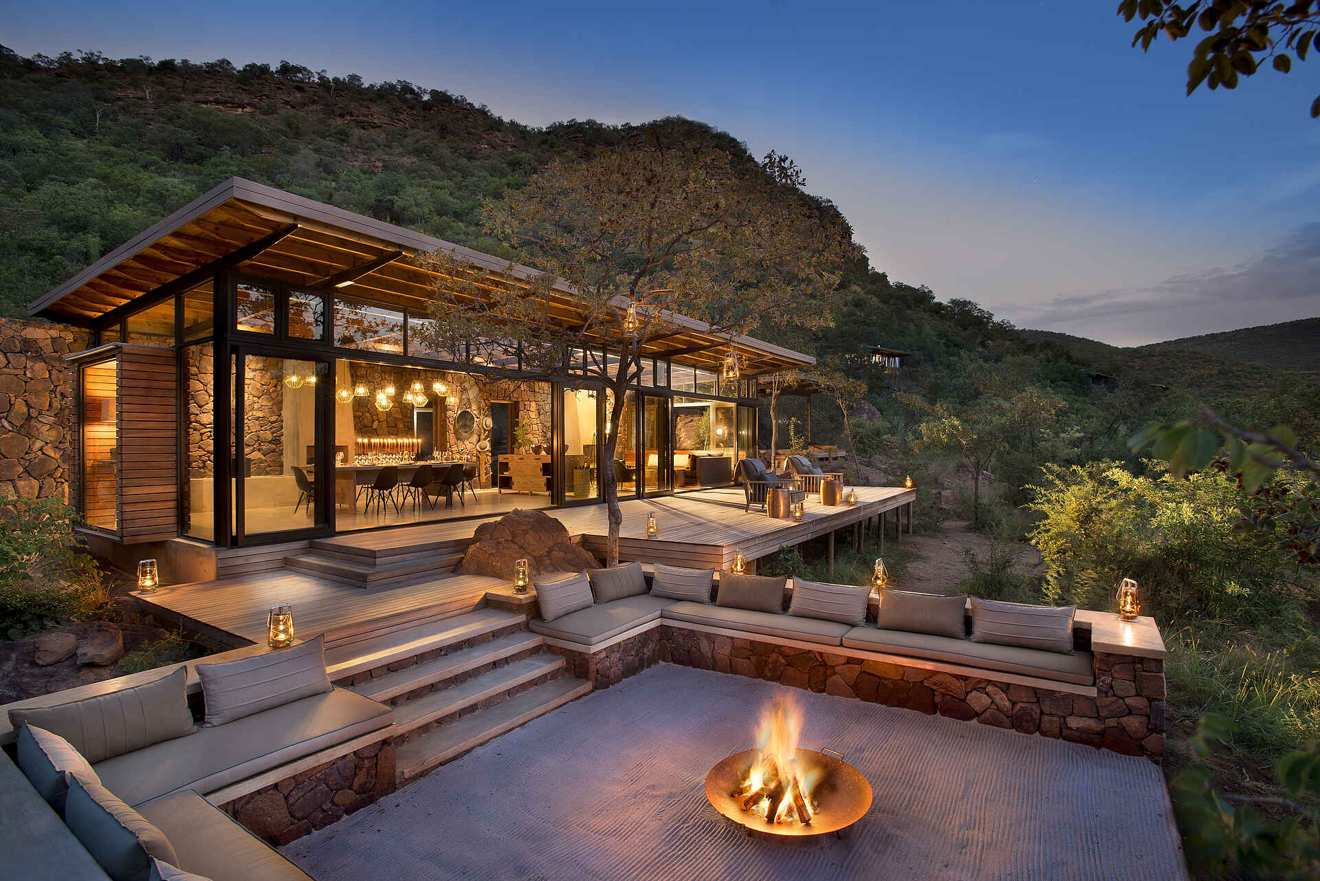Marataba Mountain Lodge: Essbereich und Boma am Abend