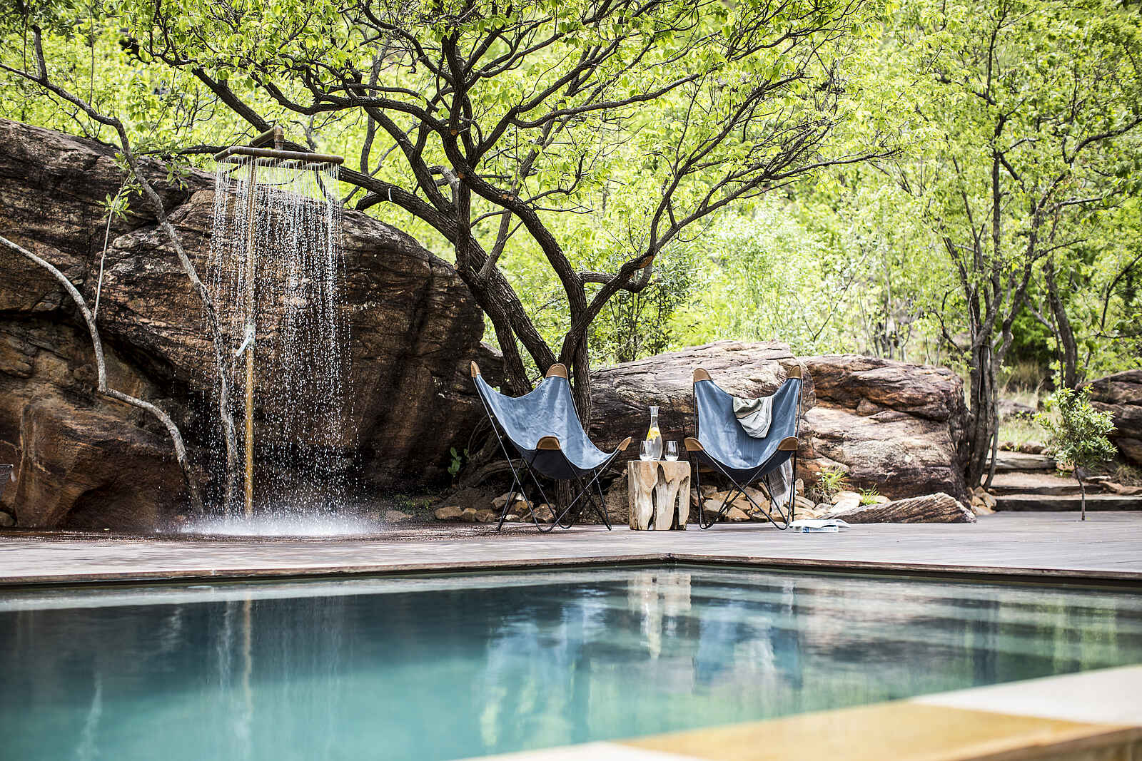 Marataba Mountain Lodge: Pool mit Stühlen und Dusche Marataba Mountain Lodge: Pool mit Stühlen und Dusche