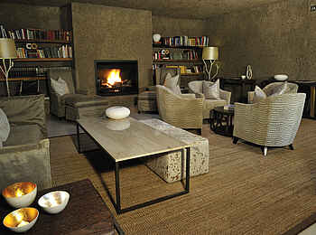 Sabi Sabi Earth Lodge: Bar, Lounge und Bibliothek Sabi Sabi Earth Lodge: Bar, Lounge und Bibliothek