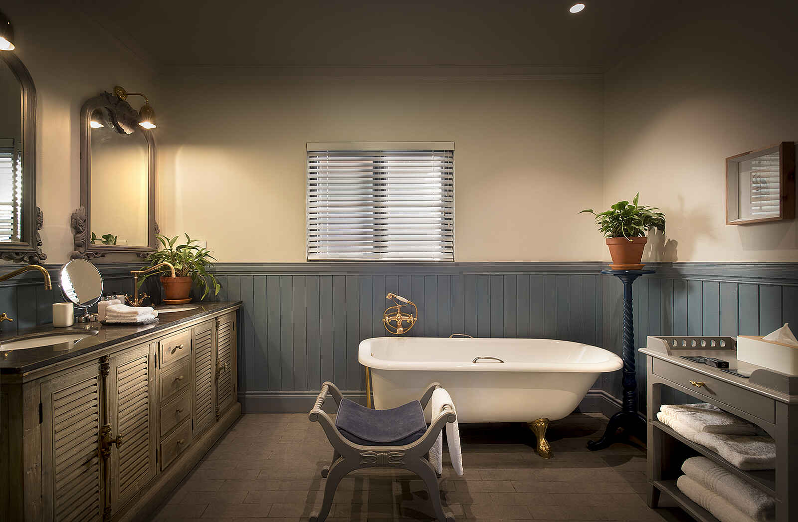 Stanley and Livingstone Boutique Hotel: Badezimmer mit Waschbecken und Handtuchablage Stanley and Livingstone Boutique Hotel: Badezimmer mit Waschbecken und Handtuchablage