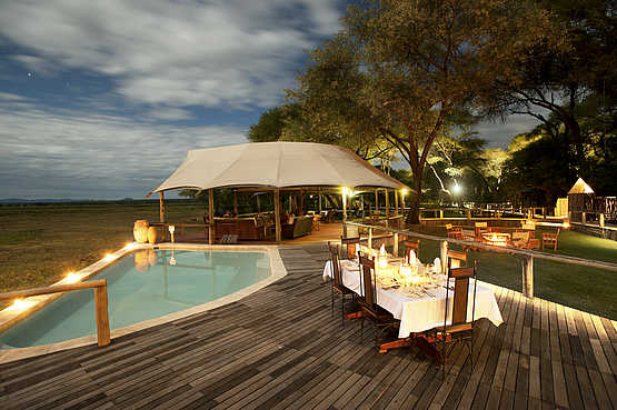 Anabezi Luxury Tented Camp: Abenddämmerung am Pool