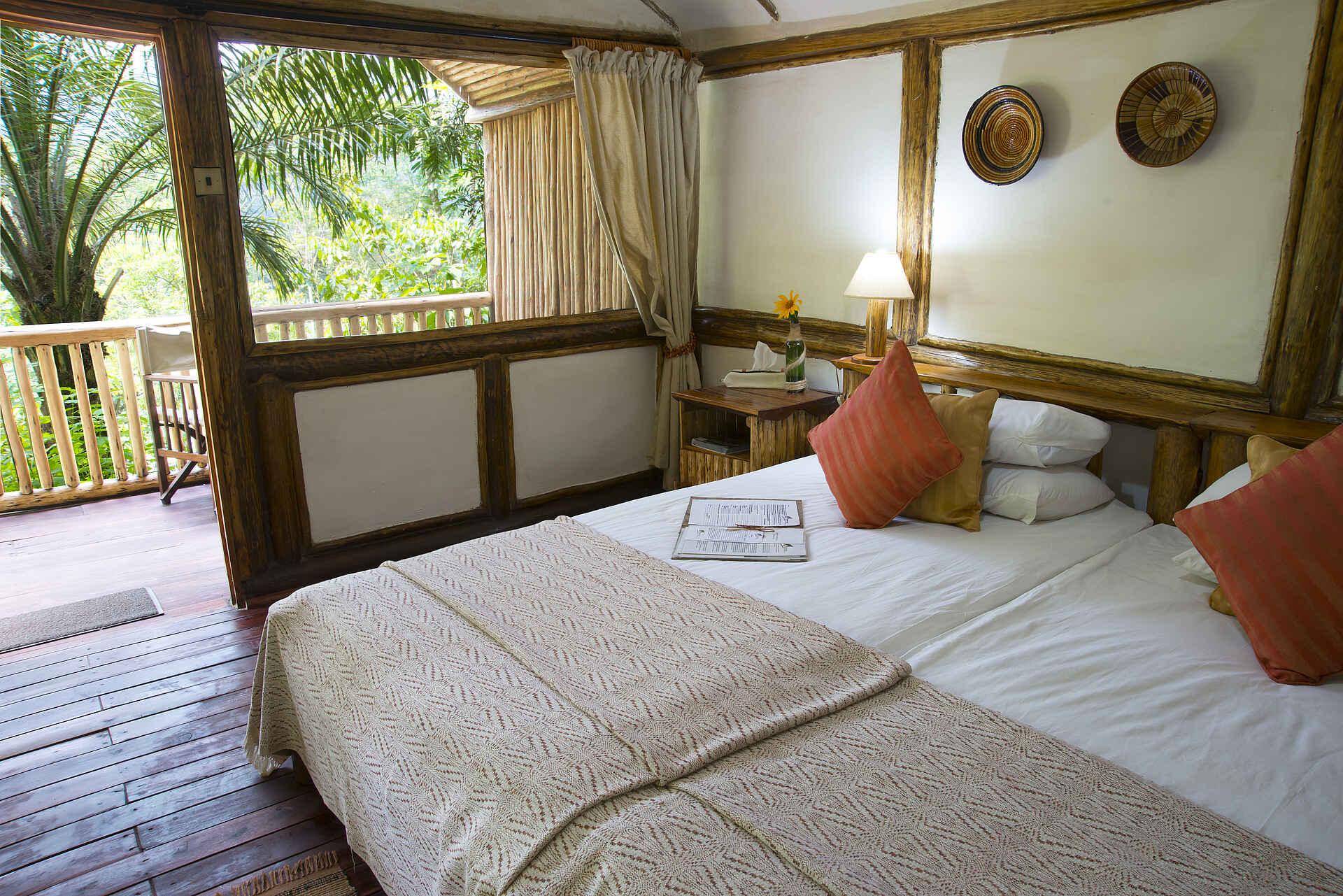 Buhoma Lodge, Bwindi Impenetrable Forest National Park, Gorilla tracking, Doppelbett, Gästechalet, Kissen, Veranda, Afrikarma, Afrikarma Safaris, Afrikarma Safaris - Wildnis. Hautnah., Afrikarma.de, Uganda Exclusive Camps & Lodges, Wild Frontiers
