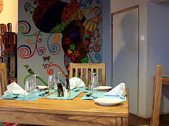 Chameleon Hills Lodge: Das Speisezimmer ist eingedeckt zum Dinner