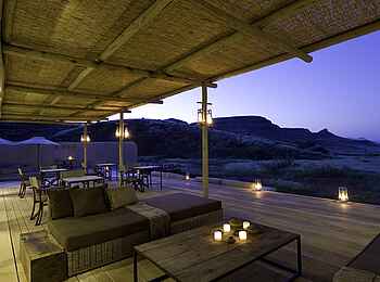 Damaraland Camp: Abend auf dem Deck