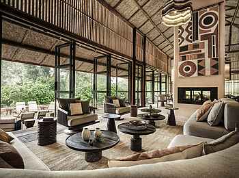 Gorilla Forest Lodge: Der offene Zentralbereich Gorilla Forest Lodge: Der offene Zentralbereich