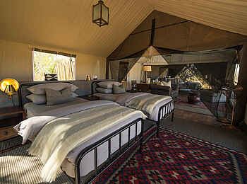 Little Machaba Camp: Blick durch ein Familienzelt mit zwei Schlafbereichen und einer Lounge