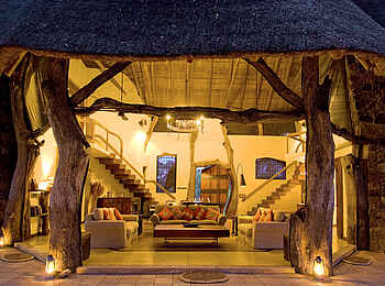 Luangwa Safari House: Lounge am Abend Luangwa Safari House: Lounge am Abend