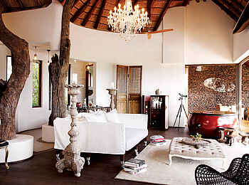 Molori Safari Lodge: Das Wohnzimmer der Molelo Presidential Suite