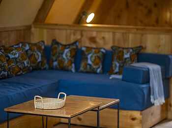 Munazi Lodge: Couch im Wohnbereich