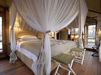 Mushara Outpost: Doppelbett mit Moskitonetz