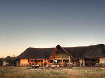 Nxai Pan Camp: Hauptgebäude