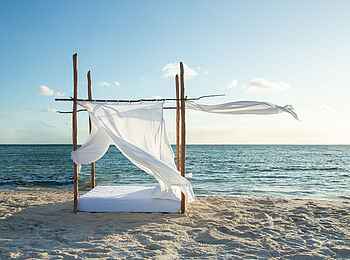 Azura Marlin Beach: Tagesbett und Brise