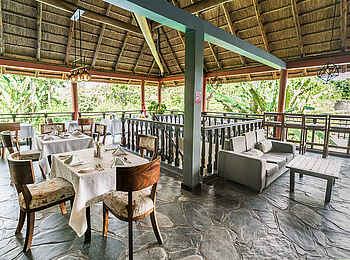 Five Volcanoes Boutique Hotel: Steinfliesen im Restaurant