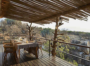Legendary Mwiba Lodge: Dinner auf dem Deck der Bibliothek Legendary Mwiba Lodge: Dinner auf dem Deck der Bibliothek