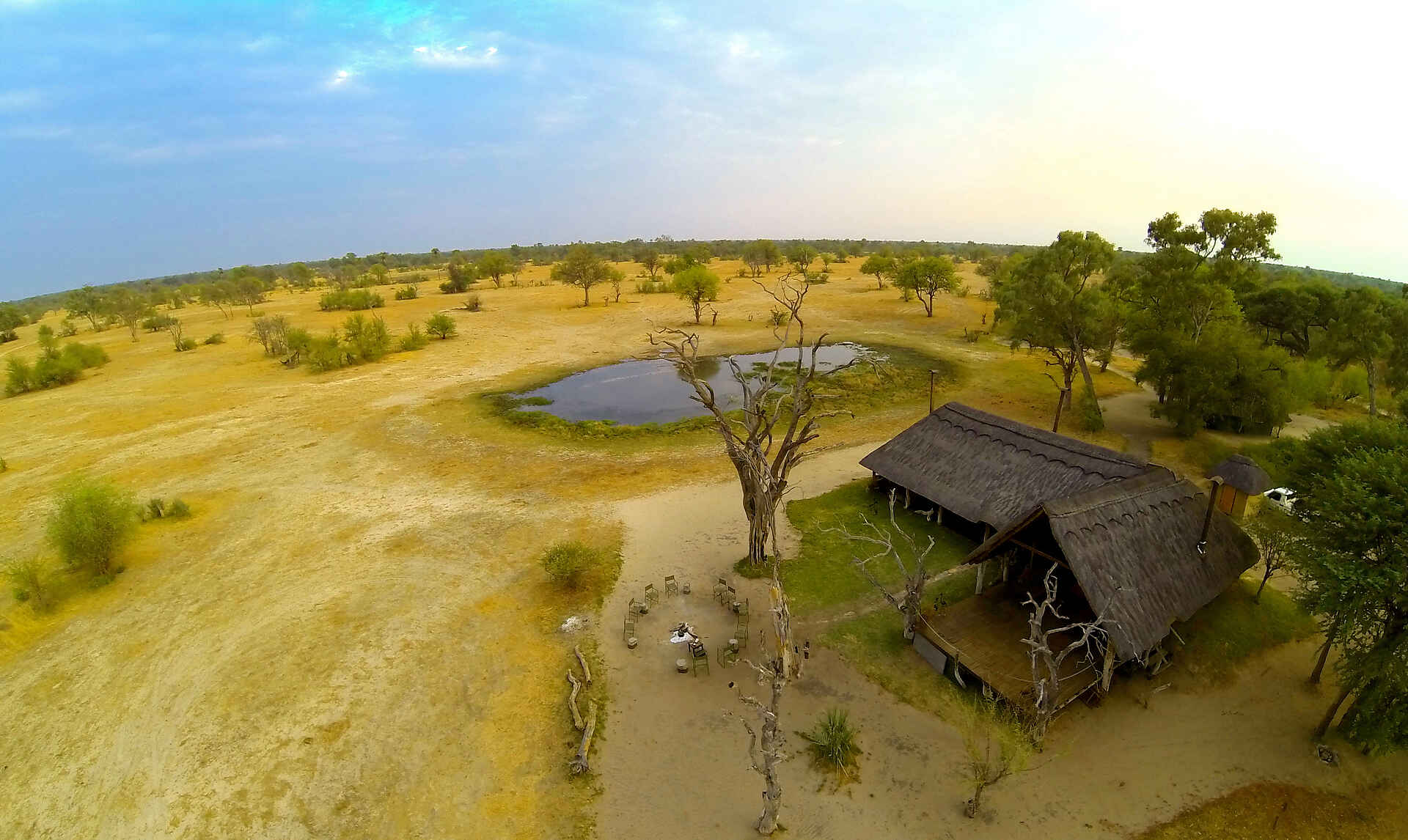 Bomani Tented Lodge, Hwange, Hwange National Park, Imvelo Safari Lodges, Simbabwe, Gelände, Haupthaus, Lage, Vegetation, Wasserloch, Afrikarma, Afrikarma Safaris, Afrikarma Safaris - Wildnis. Hautnah., Afrikarma.de