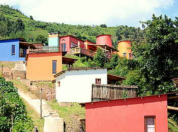 Chameleon Hills Lodge: Blick über die Unterkünfte hin zur Hauptlodge
