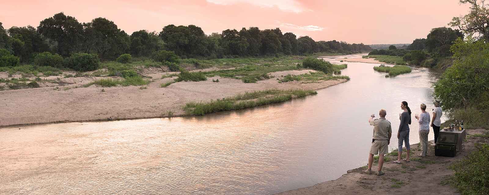 Dulini River Lodge: Sundowner am Flussufer Dulini River Lodge: Sundowner am Flussufer