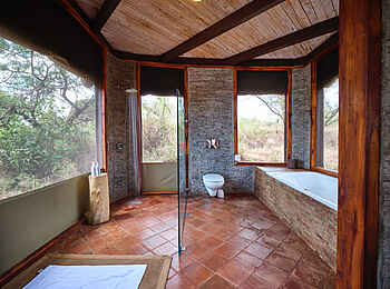Elephant Gorge Camp: Deluxe Room Badewanne und Toilette