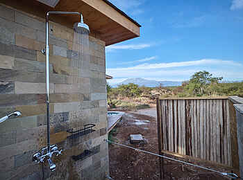 Elephant Gorge Camp: Familiensuite Außendusche