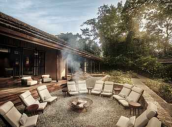 Gorilla Forest Lodge: Lagerfeuer an der Feuerstelle Gorilla Forest Lodge: Lagerfeuer an der Feuerstelle
