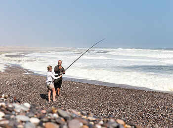 Hoanib Skeleton Coast Camp: Angeln im Meer Hoanib Skeleton Coast Camp: Angeln im Meer