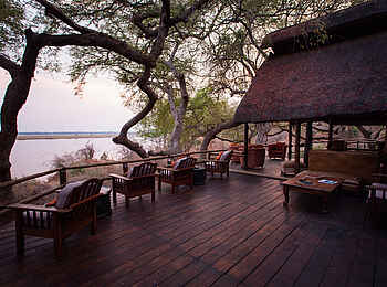Kasaka River Lodge: Obere Lounge und Terrasse Kasaka River Lodge: Obere Lounge und Terrasse