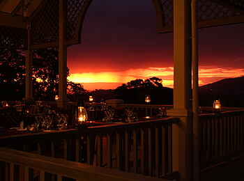 Machweo Wellness Retreat: Abendsonne über der Restaurant Terrasse