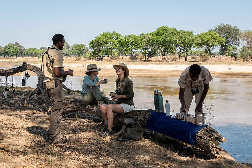 Mobile Walking Safari: Kaffeepause am Fluss Mobile Walking Safari: Kaffeepause am Fluss