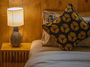 Munazi Lodge: Nachttischlampe