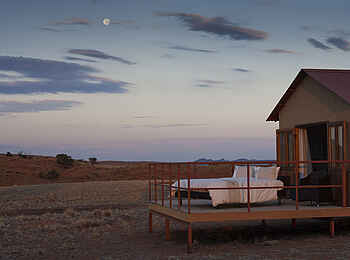 Namib Dune Star Camp: Mond über einer Cabin Namib Dune Star Camp: Mond über einer Cabin
